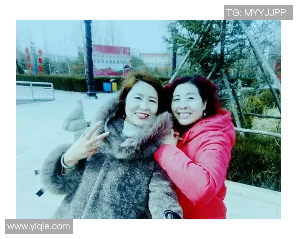 足球明星与亚洲女性的浪漫爱情故事揭示文化交融与家庭幸福的美好瞬间