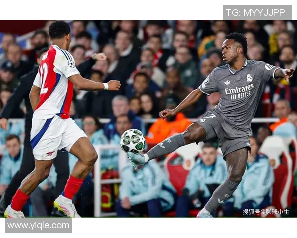 足球明星在比赛中蹲地瞬间的精彩图片合集展示与解析